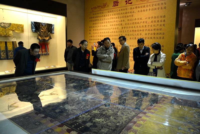 清代宫廷服饰与织绣精品展在省博物馆开展
