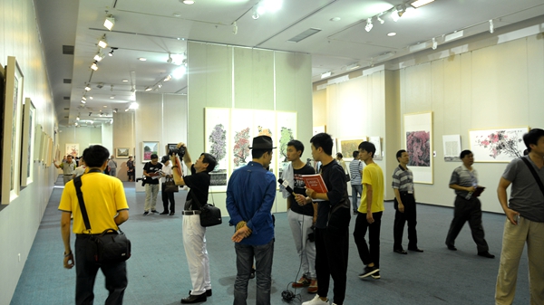 “椰树下的三角梅作品展”在我馆开展